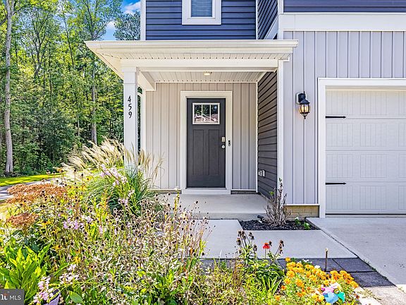 3rd image of 459 Currant Cir