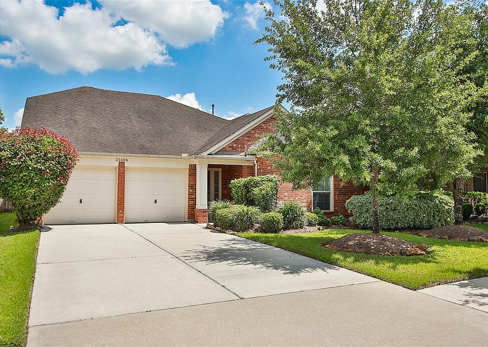 Welcome to this wonderful Perry Homes story & a half in Fairfield!