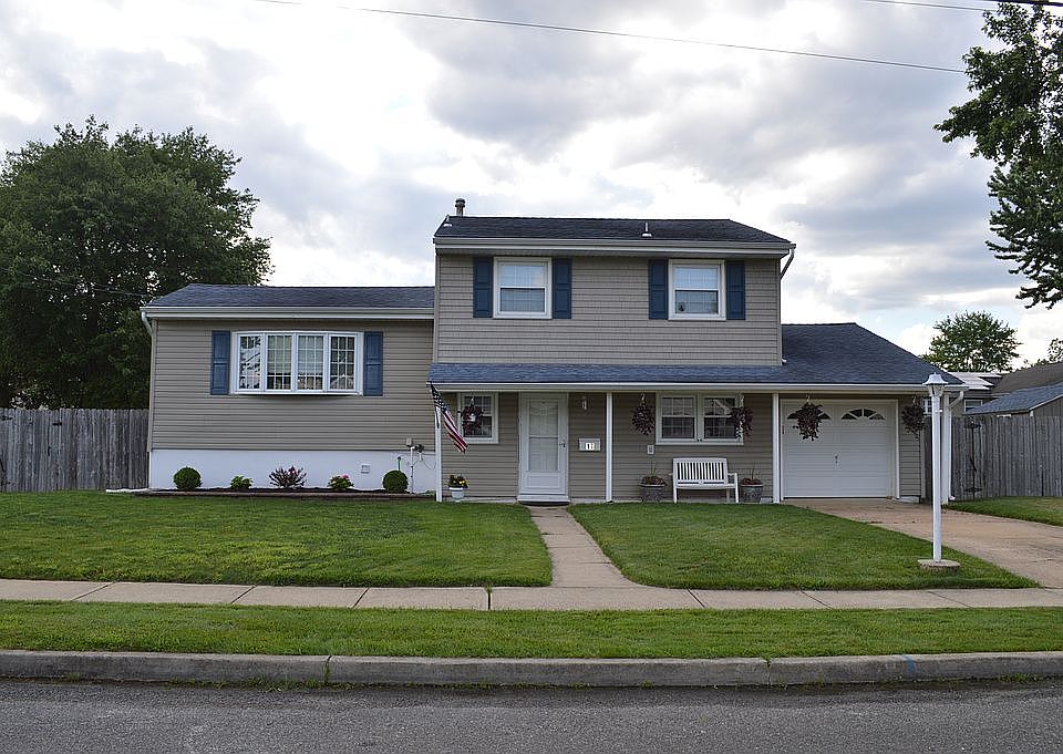 2nd image of 17 W Alton Pl