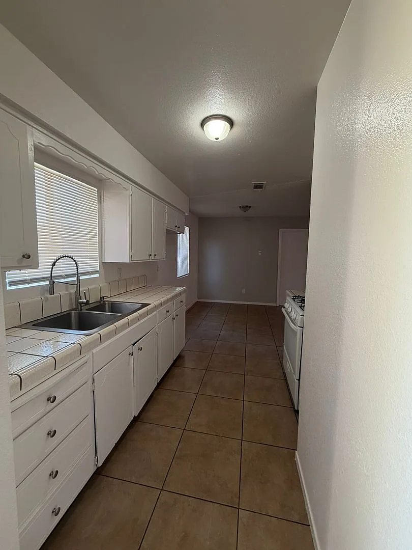 657 E. Sonora 3 Bedroom 2 Bathroom Tulare — Photo 3