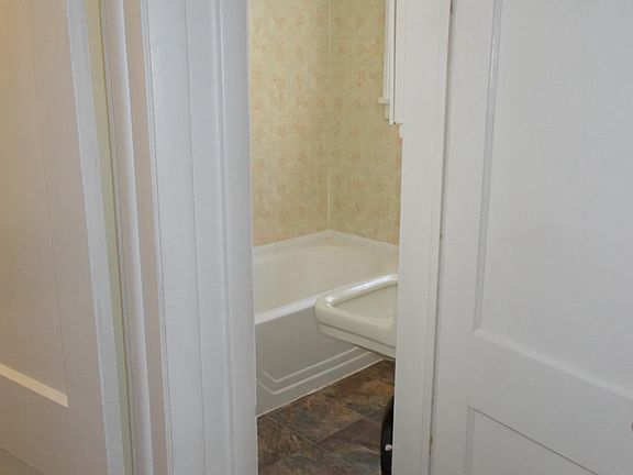 4th image of 519 Woodford Ave