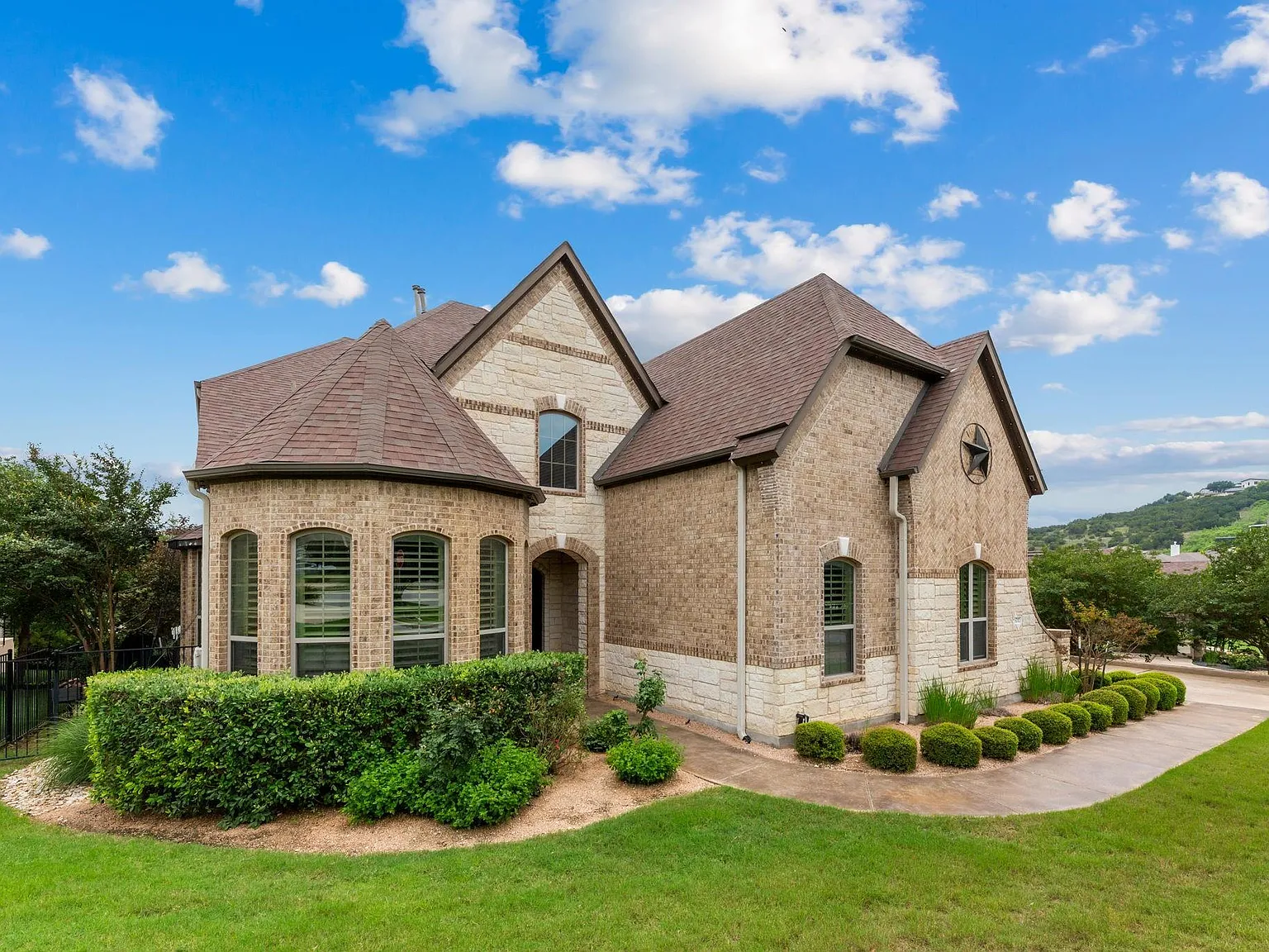 4 bed, 4.5 bath, 4100 sqft, $6,300 — Photo 3