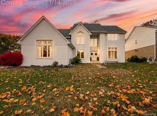 7359 Woodlore Dr, West Bloomfield, MI 48323