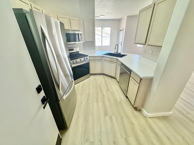 7340 Ridge Star Ct — Photo 2