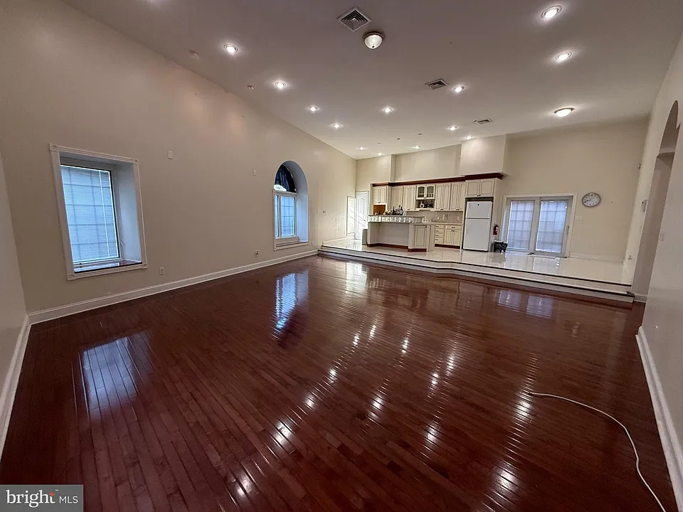 4 N Pearl St