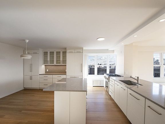 5th image of 210 E Broadway APT 2001