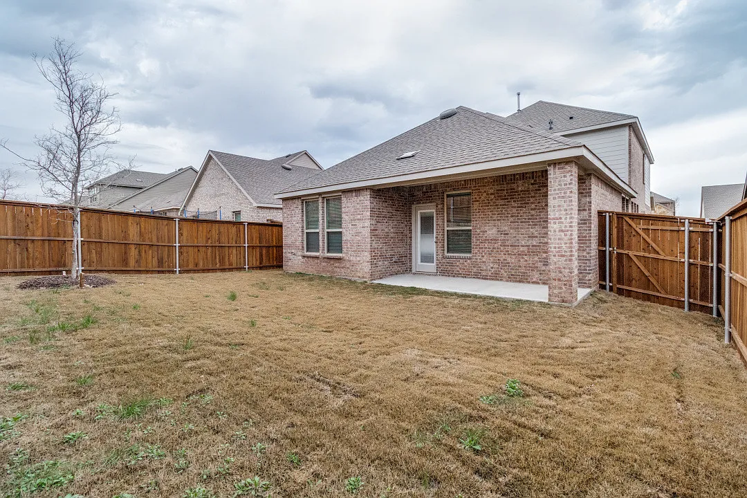 3905 Oak Creek Cir — Photo 2