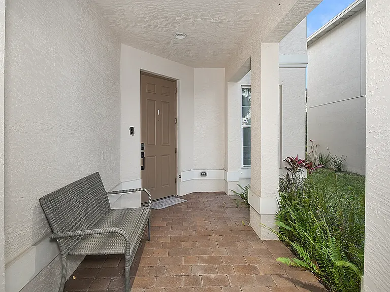 1573 NW Cataluna Cir — Photo 4