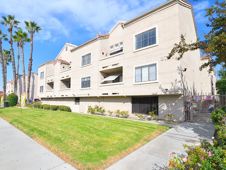 Sunset Plaza Apartments — Photo 6