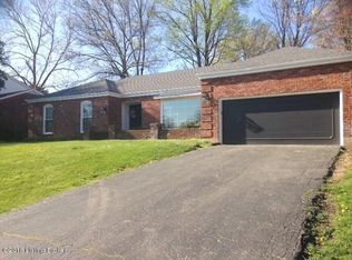 208 Kinnaird Ln, Douglass Hills, KY 40243