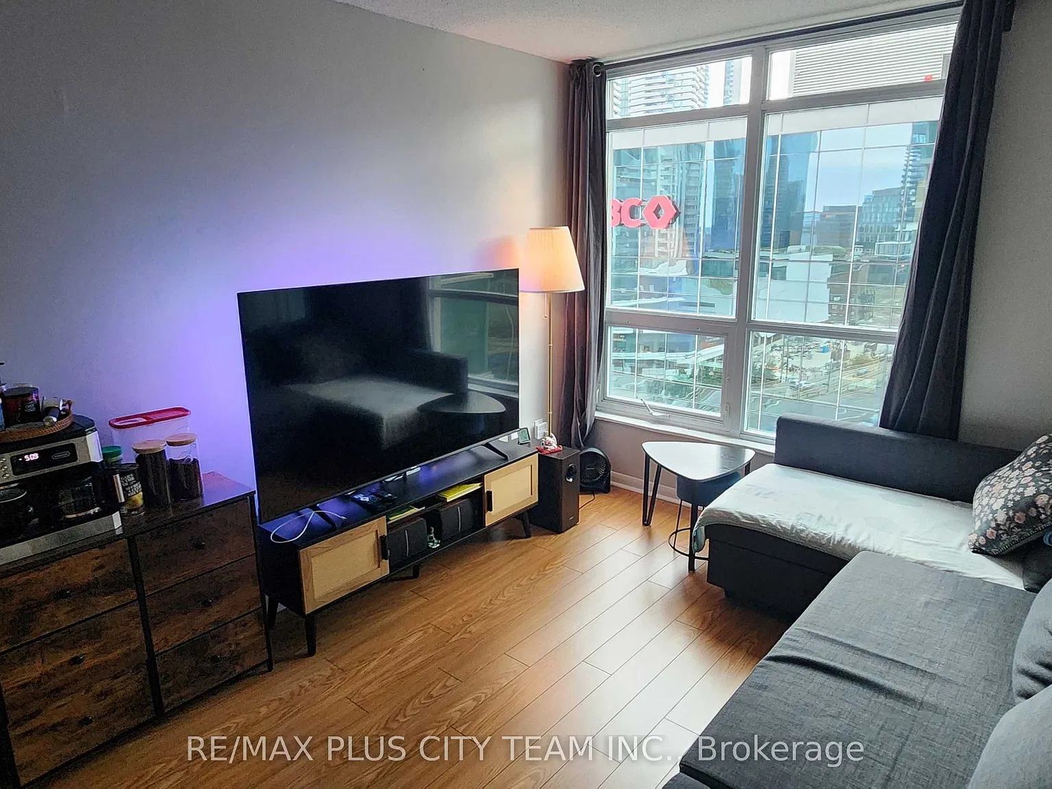 18 Yonge St — Photo 2
