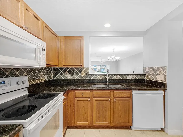 6928 Hawthorne Trace Ln — Photo 13