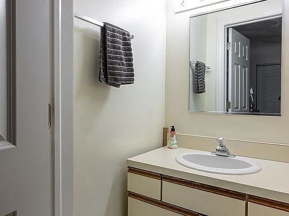 2nd image of 1224 W Oakdale Ave #1FF