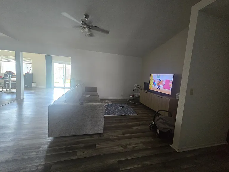 1012 Michelle Ct — Photo 2