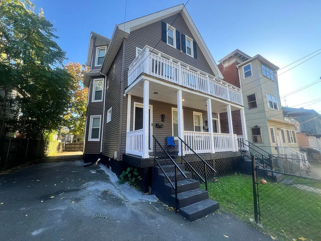 3 bed, 1.0 bath, 1000 sqft, $2,100 — Photo 2