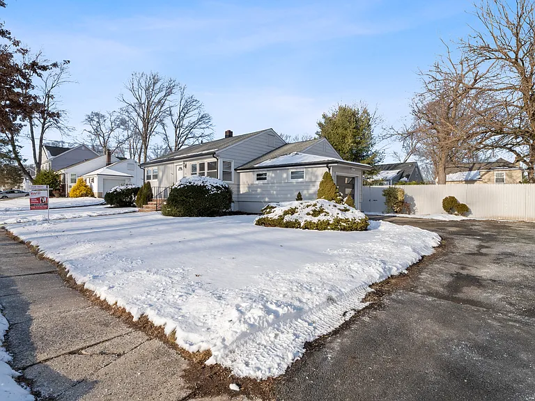 26 Kipling Ave — Photo 2