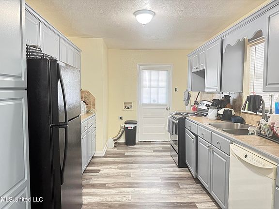 3rd image of 303 West Dr