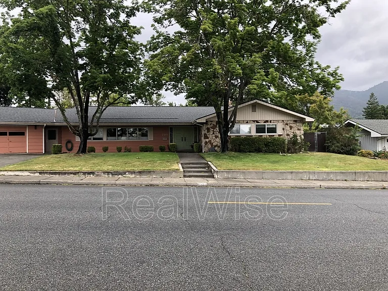 710 NW Midland Ave — Photo 3