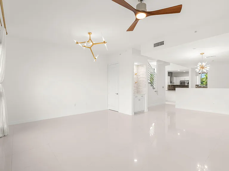 622 NE 10th Ave — Photo 26