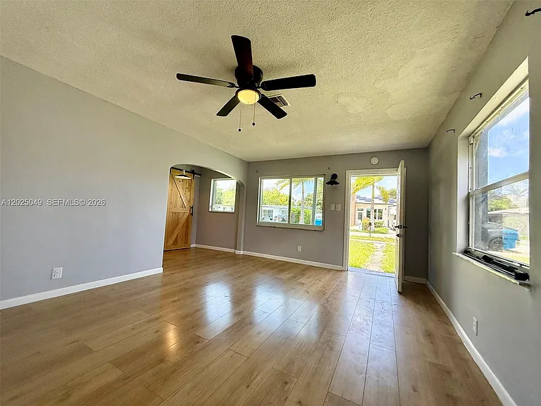 4030 SW 28th St — Photo 4