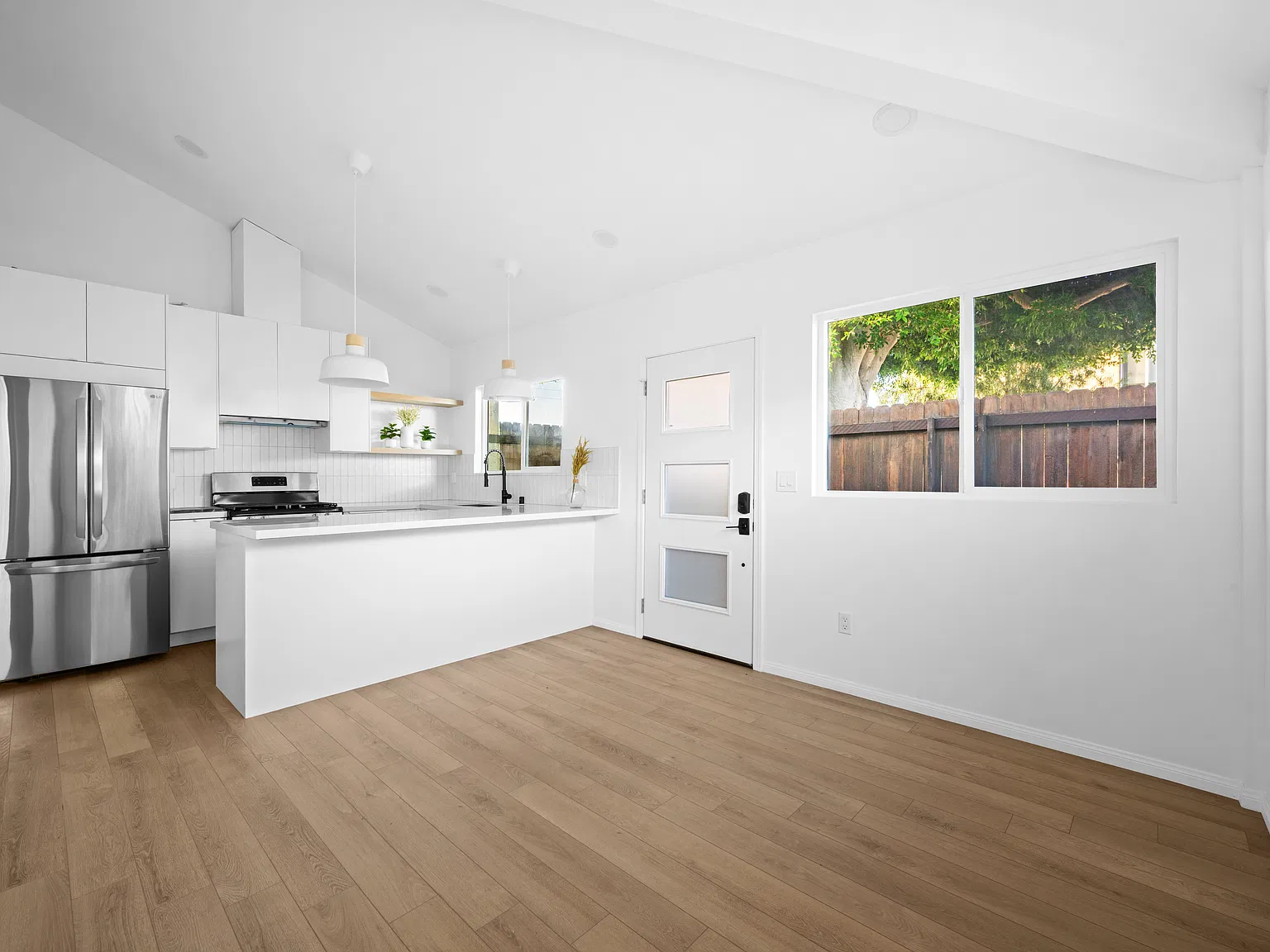 1 bed, 404 sqft, $2,595 — Photo 1