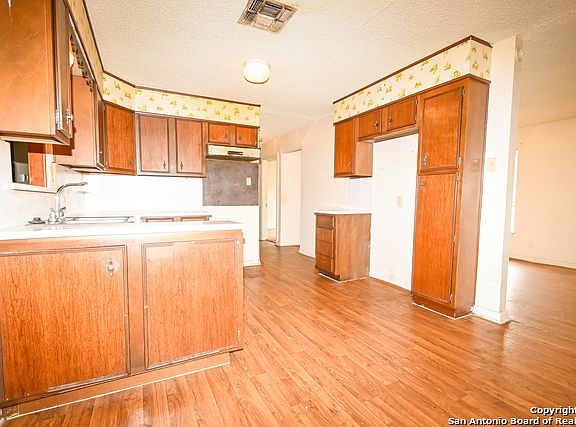 5th image of 655 Glamis Ave