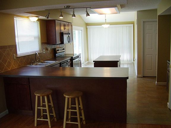 Large eat in kitchen with additional peninsula seating