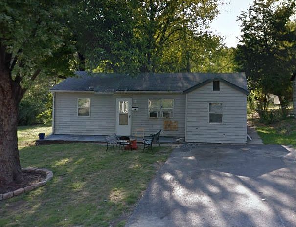 1st image of 10129 Earl Dr