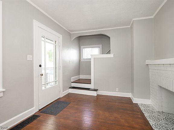 4th image of 1539 Maplegrove Rd