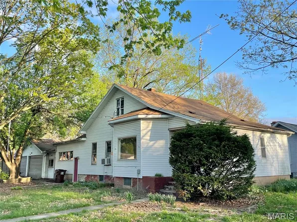 903 N Van Buren St, Litchfield, IL 62056
