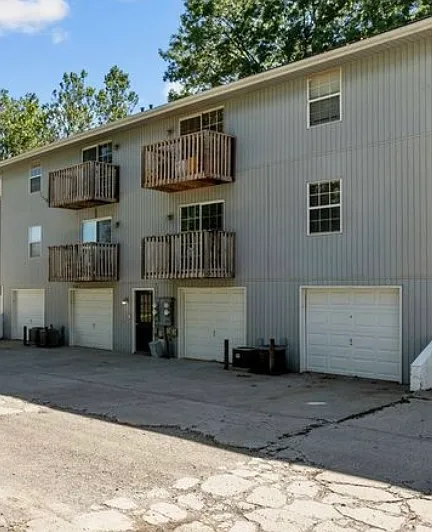 2 bed, 900 sqft, $1,200 — Photo 2