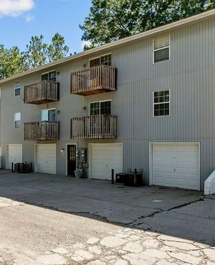 2nd image of 207 NW Barr Rd