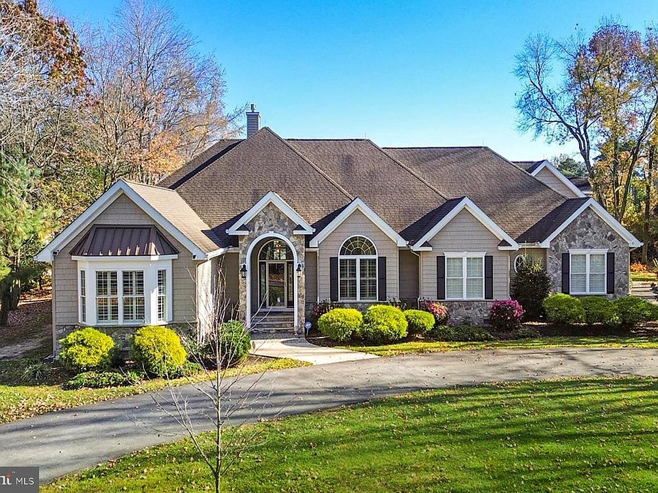 1st image of 16 Parker Dr