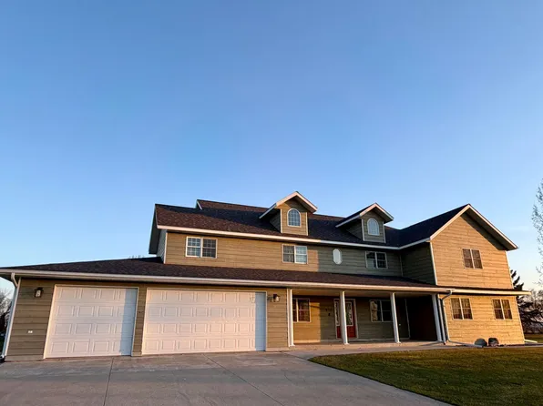 310 7th St SW, Roseau, MN 56751