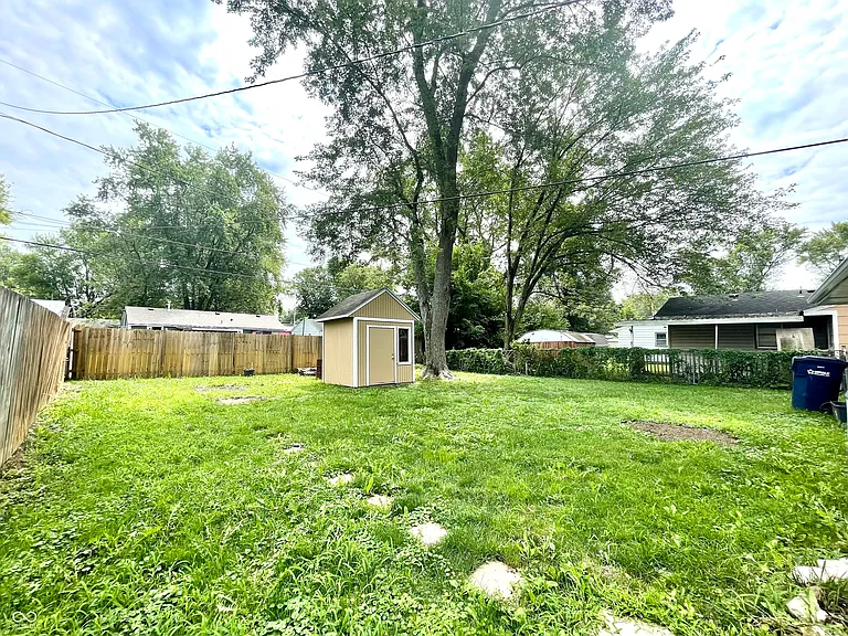 1704 S Lindell Dr — Photo 2