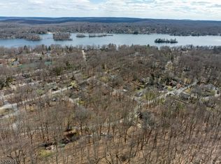 222 Acabonack Rd, Highland Lakes, NJ 07422