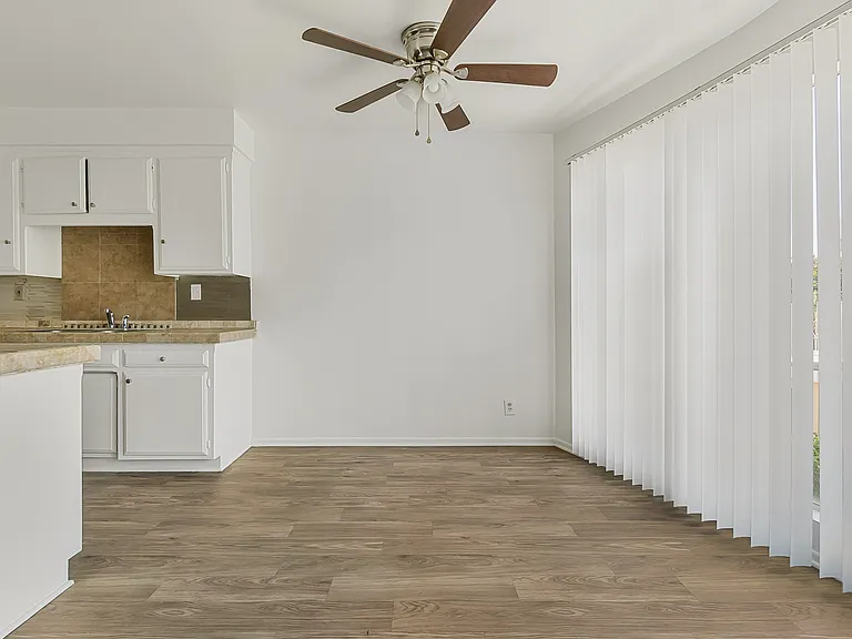 Inglewood Palms Apts — Photo 9