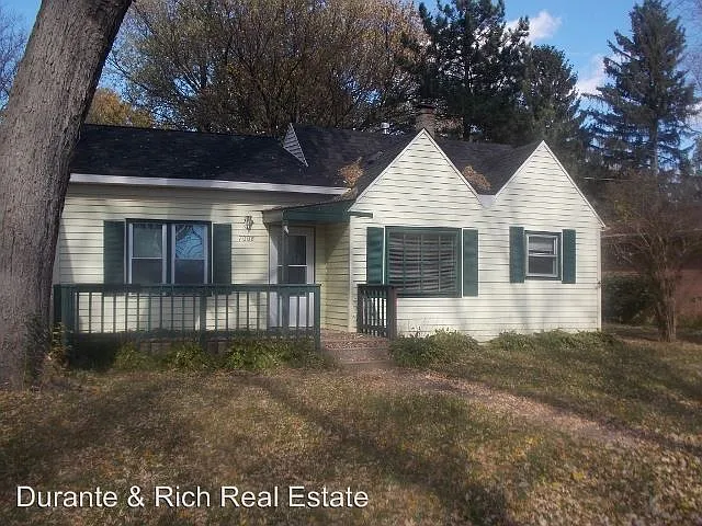 7008 Seminole Dr photo 1