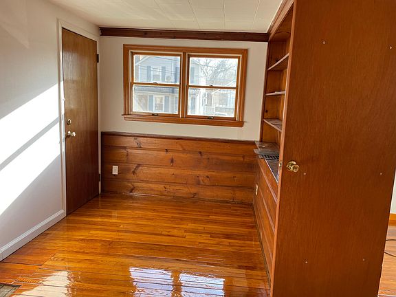 2nd image of 25 Pine Dr Floor 1