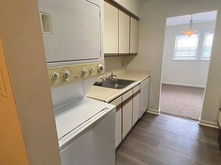 8601 Falls Run Rd #I — Photo 2