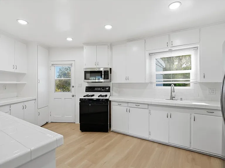 3875 Grandview Pl — Photo 8