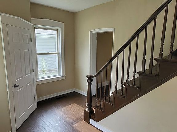 3rd image of 527 E Oak St