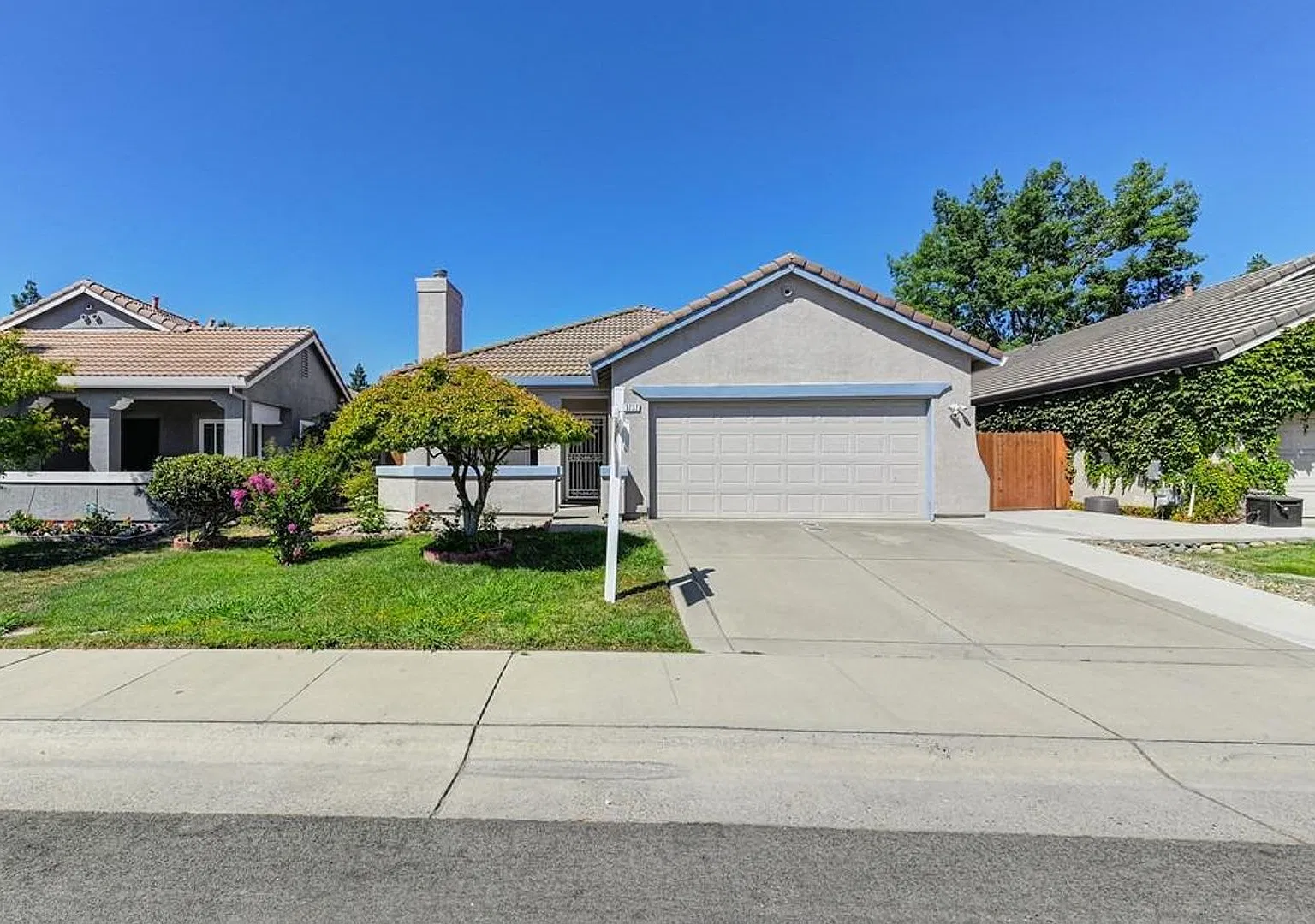 Cozy And Clean 3 Bed, 2 Bath, One Story With Spacious Backyard And Covered Porch — Photo 1