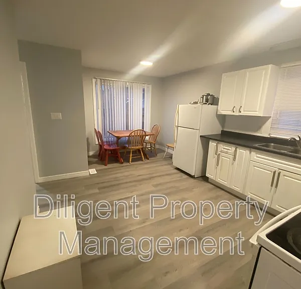 260 Lansdowne St W — Photo 6