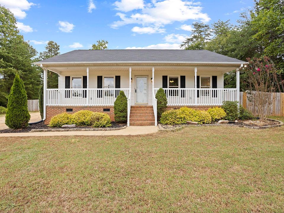 1st image of 206 N Hodgens Cir