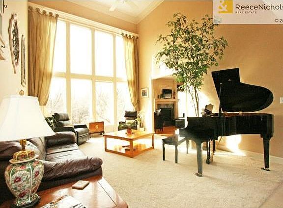 4th image of 2307 NE Smokey Hill Dr