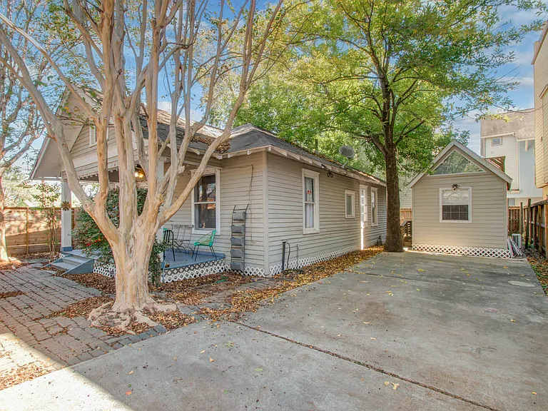 914 Snover St — Photo 3