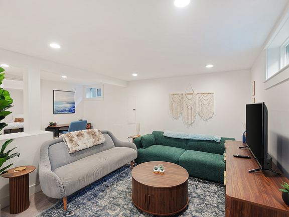 5th image of 9438 N Portsmouth Ave Unit B