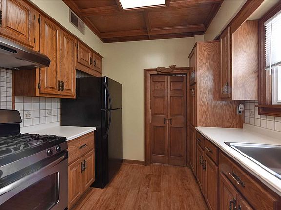 3rd image of 257 Park Ave