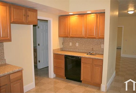 3rd image of 30 Holmes St APT 2